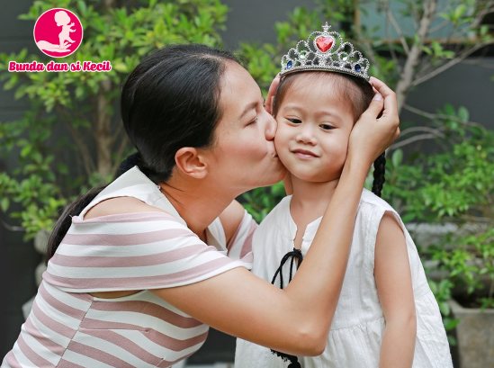 Mencium Anak di 4 Titik Ini Bisa Membantu Tumbuh Kembang dan Kecerdasannya